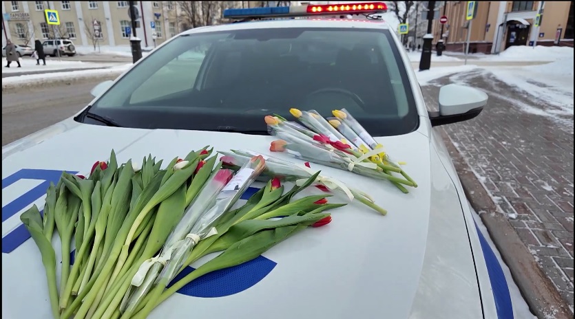Сотрудники ГАИ вручали тюменкам тюльпаны на улицах города