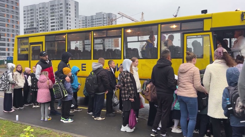 Новые автобусы обещают добавить для подвоза детей в тюменскую школу
