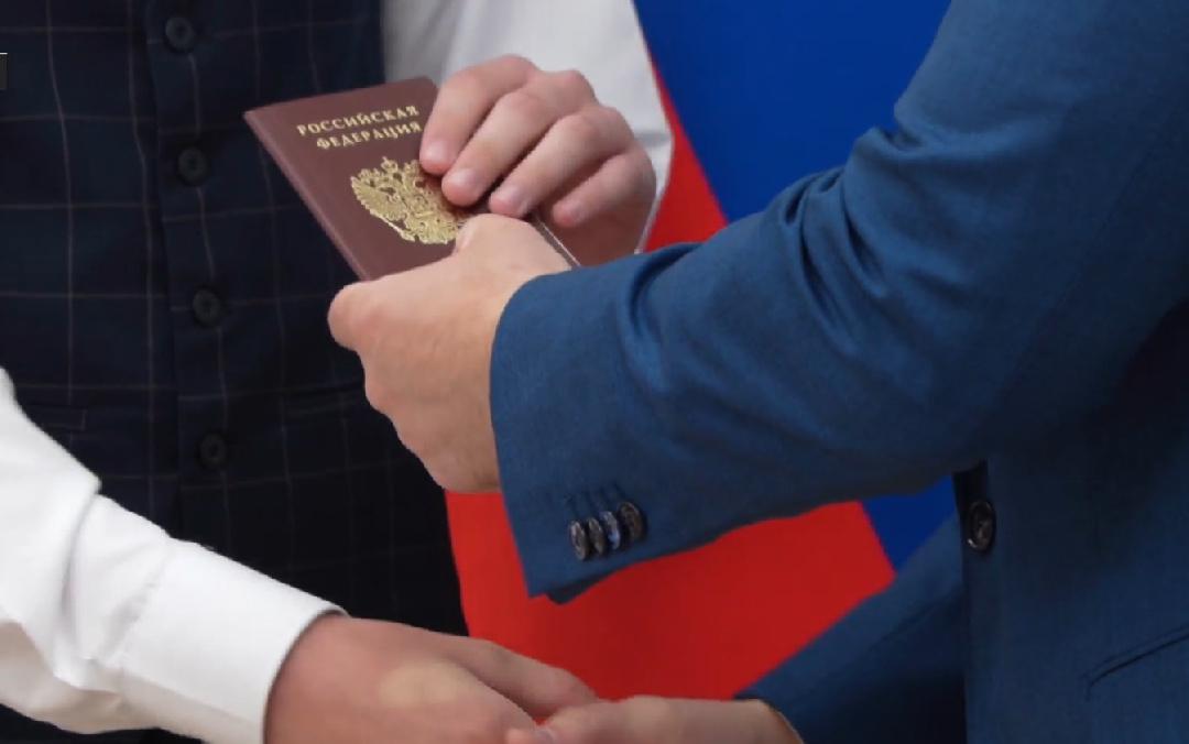 Талантливым школьникам Тюменской области вручили паспорта в торжественной обстановке