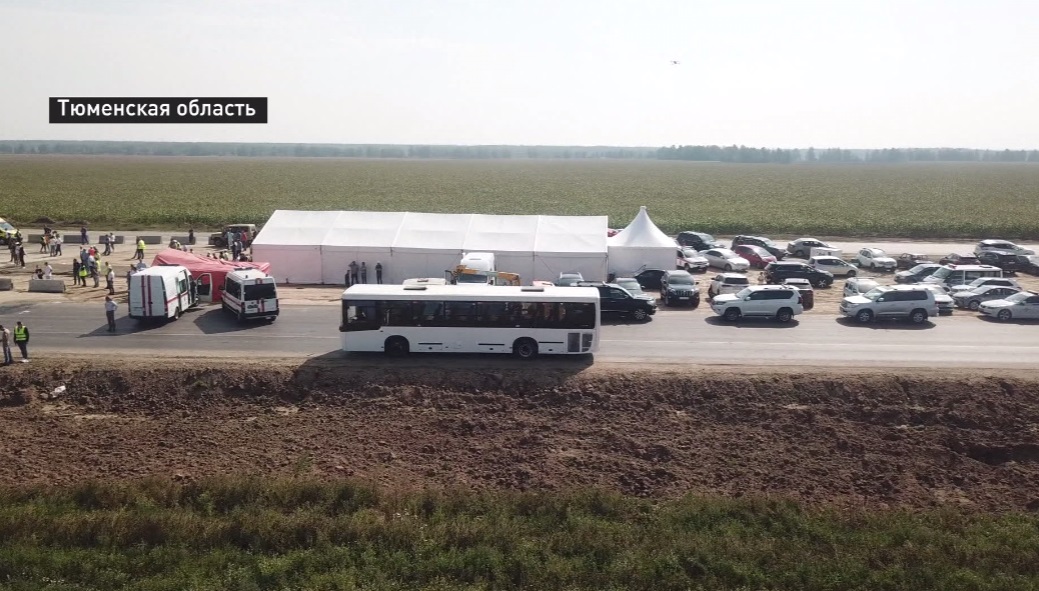 Бензовоз и пассажирский автобус "попали" в учебное ДТП на трассе Екатеринбург — Тюмень