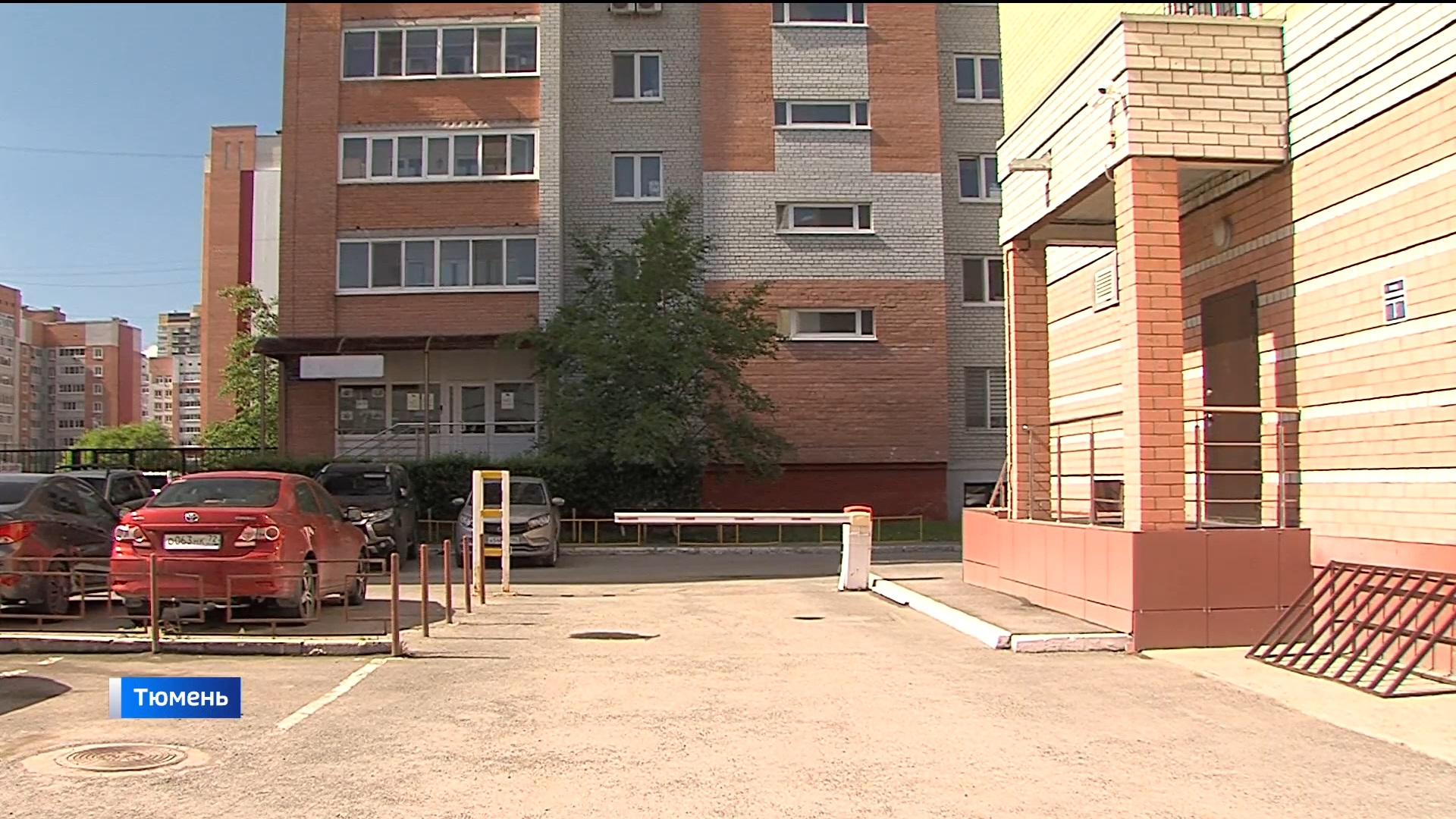Жильцы высотки и представители офисного центра не поделили парковку 