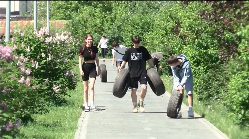 Почти две тонны мусора собрали тюменцы во время экологической акции