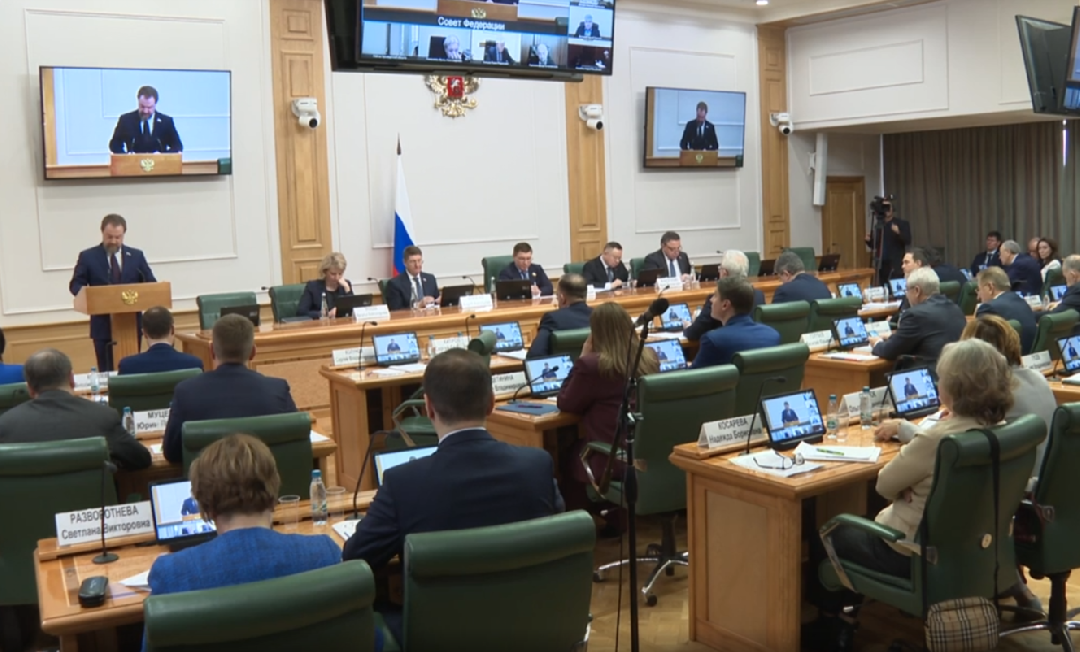  Варианты повышения эффективности управления многоквартирными домами рассмотрели на парламентских слушаниях