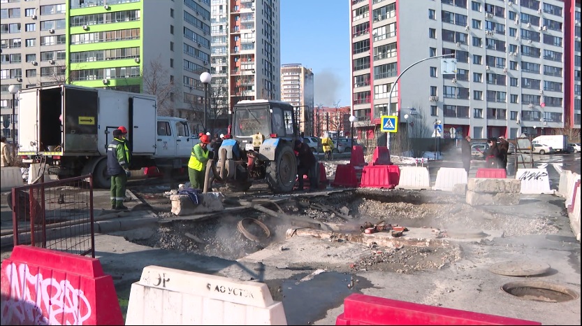 Асфальт на поврежденном участке в тюменском микрорайоне положат с приходом тепла
