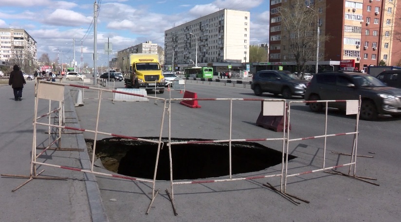Движение частично ограничили из-за провалившегося асфальта на тюменской магистрали