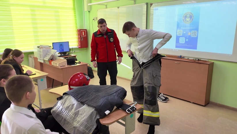 Школьники тюменского села примерили форму пожарного