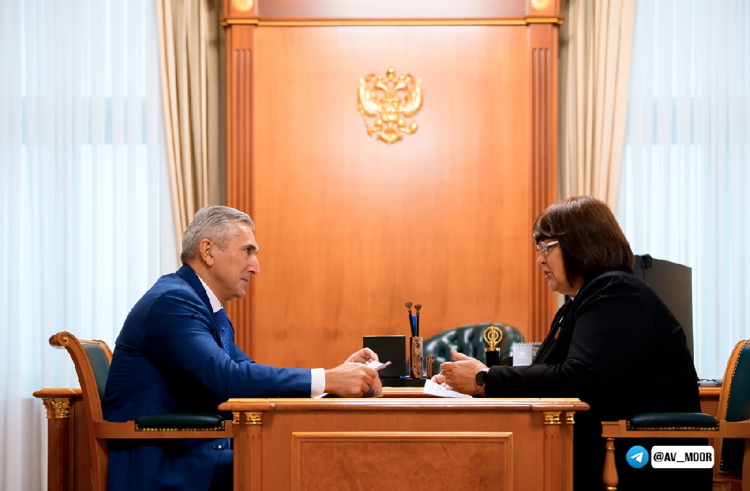 Губернатор поздравил тюменскую налоговую службу с юбилеем