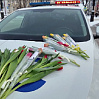Сотрудники ГАИ вручали тюменкам тюльпаны на улицах города